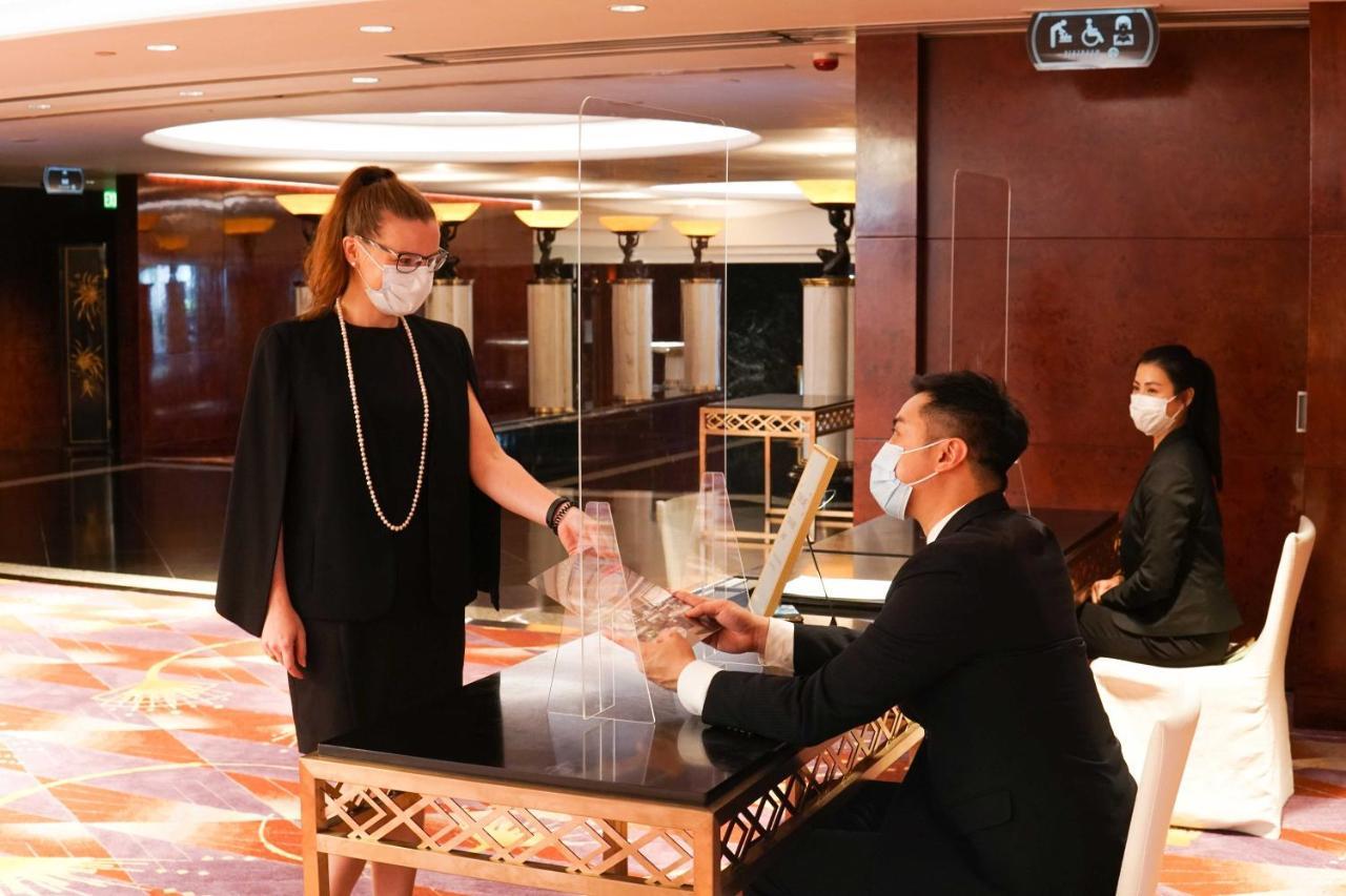 Grand Hyatt Hong Kong Hotel Exterior photo A man proposing to his girlfriend at the lobby of the hotel.