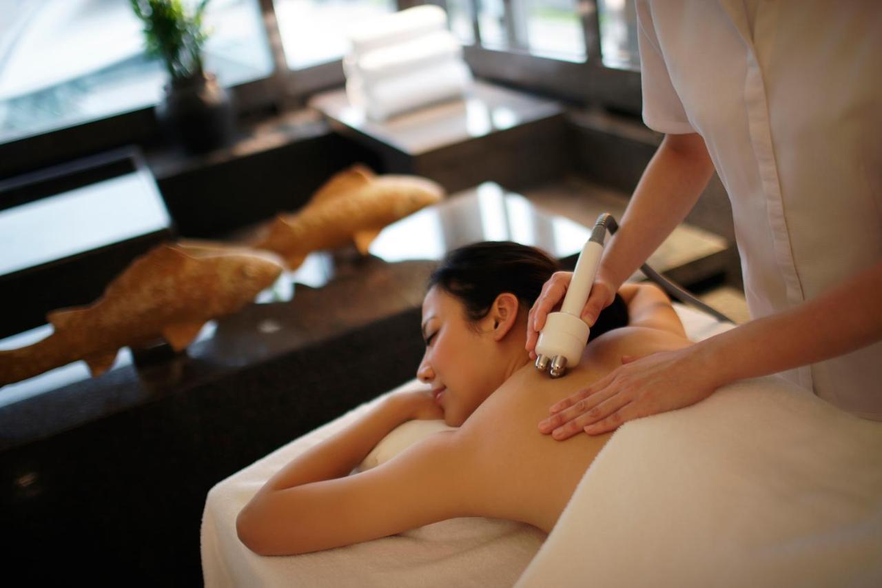 Grand Hyatt Hong Kong Hotel Exterior photo A woman receiving a massage