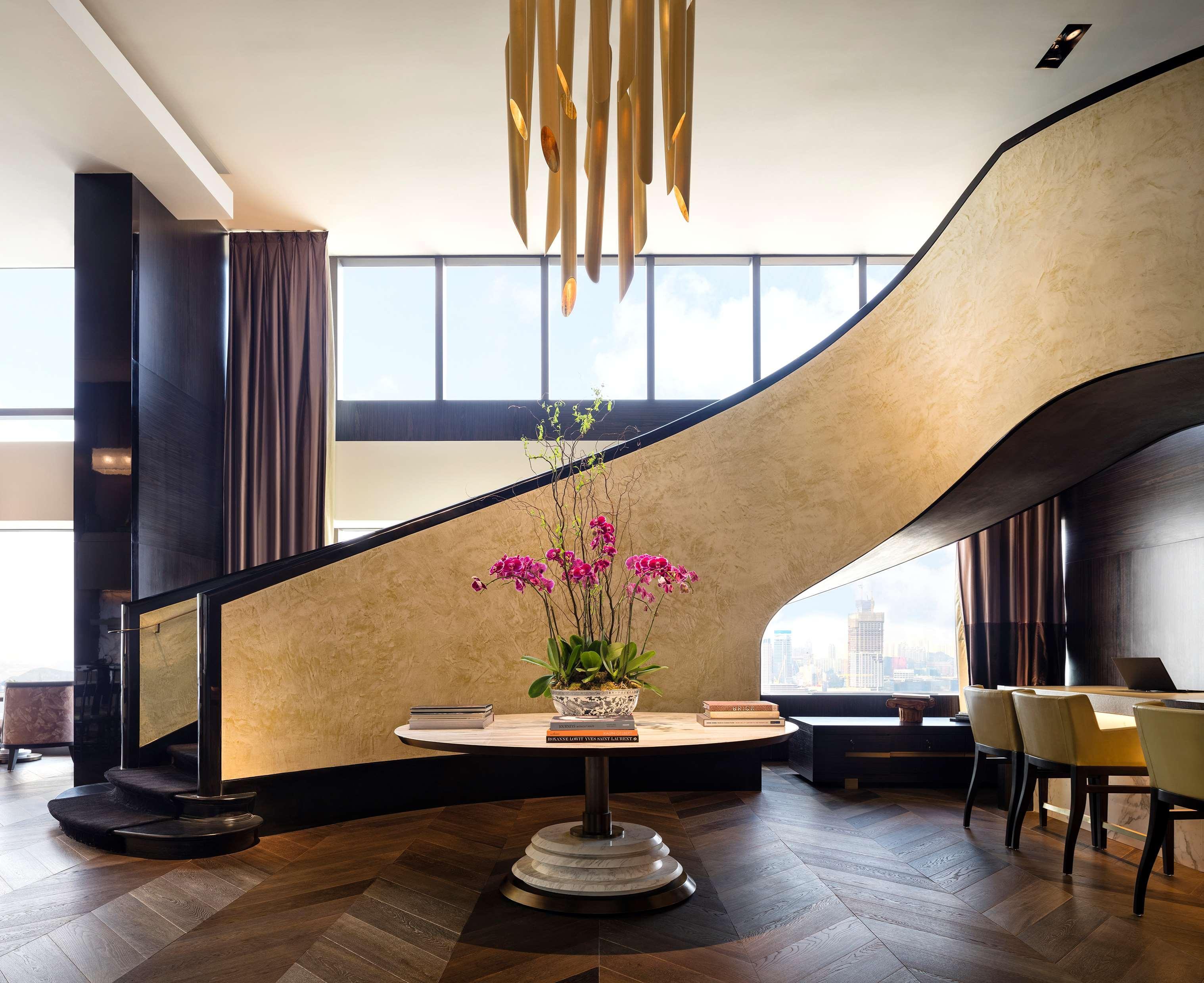 Grand Hyatt Hong Kong Hotel Exterior photo The Club at The Landmark, Hong Kong