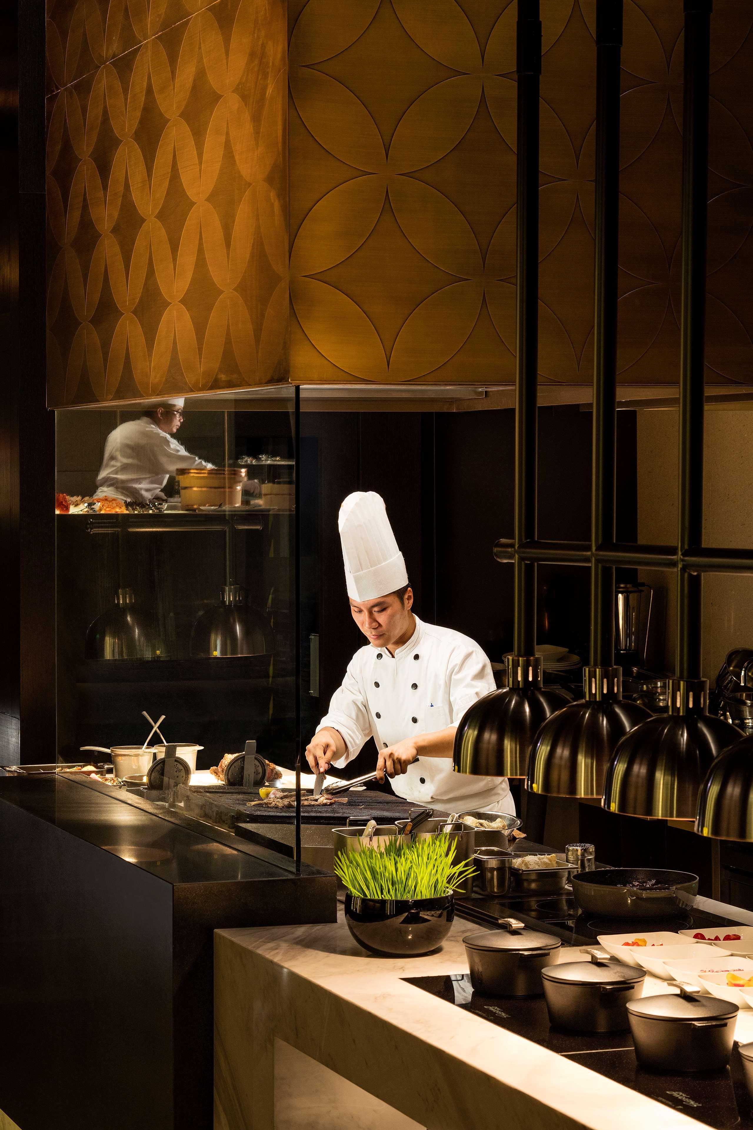 Grand Hyatt Hong Kong Hotel Exterior photo A chef at work